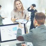 dos personas intercambiando documentos