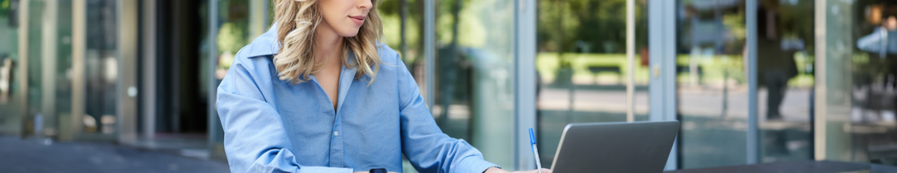 joven publicando oferta autogestionada