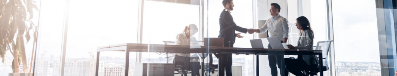 personas en oficina conversando