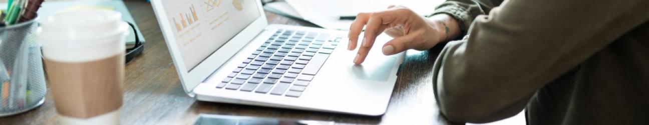 persona utilizando el ordenador